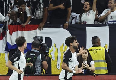 Yuri Alberto comemora gol sobre o Flamengo