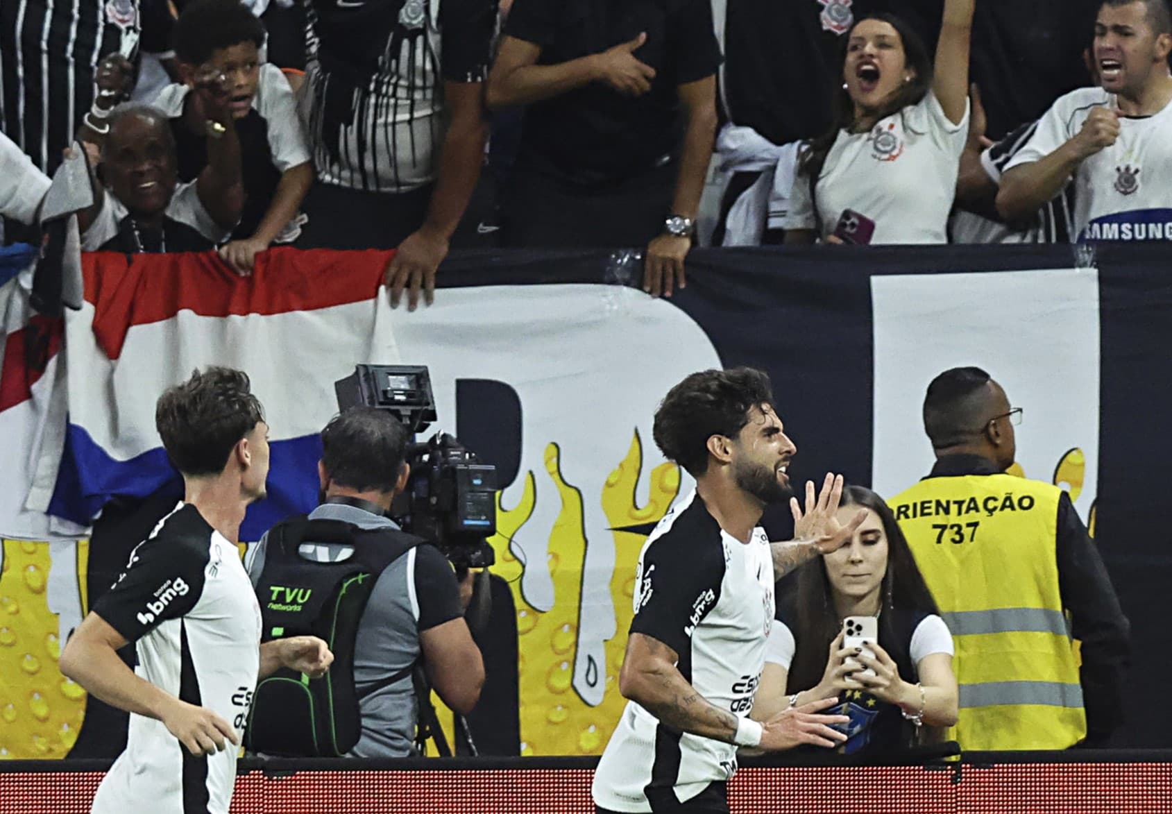 Yuri Alberto comemora gol sobre o Flamengo