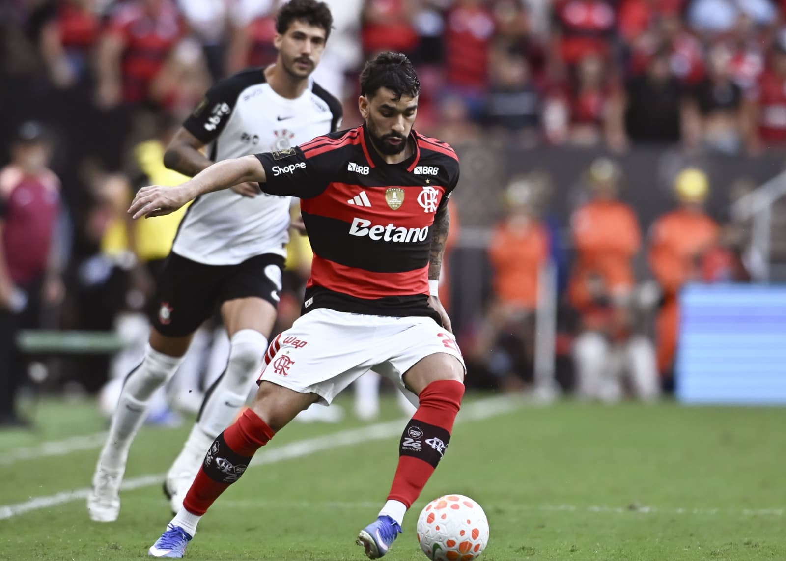 Paquetá dá passe enquanto é observado por Gustavo Henrique em Flamengo x Corinthians
