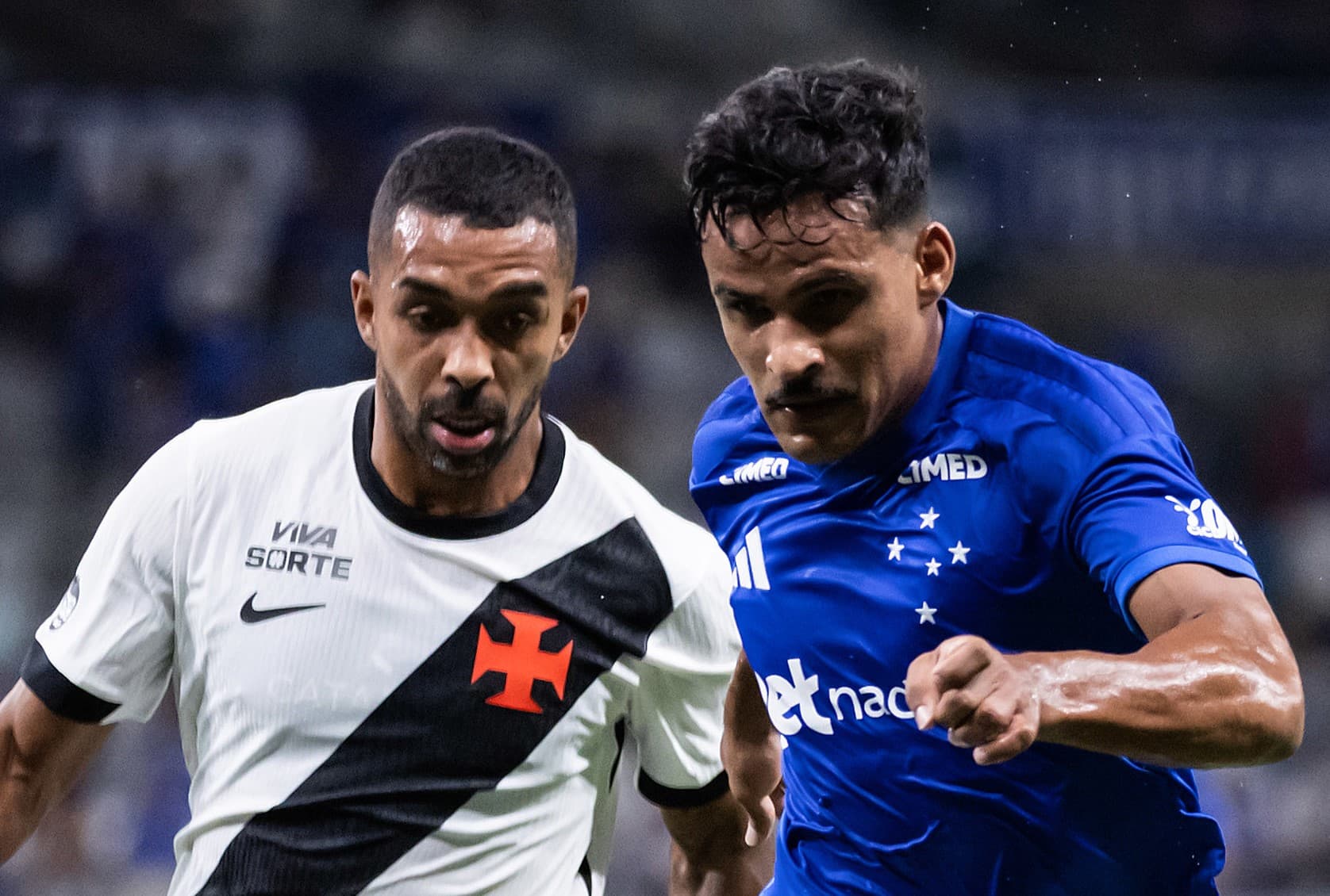 Paulo Henrique e Kaiki disputam corrida em Cruzeiro x Vasco