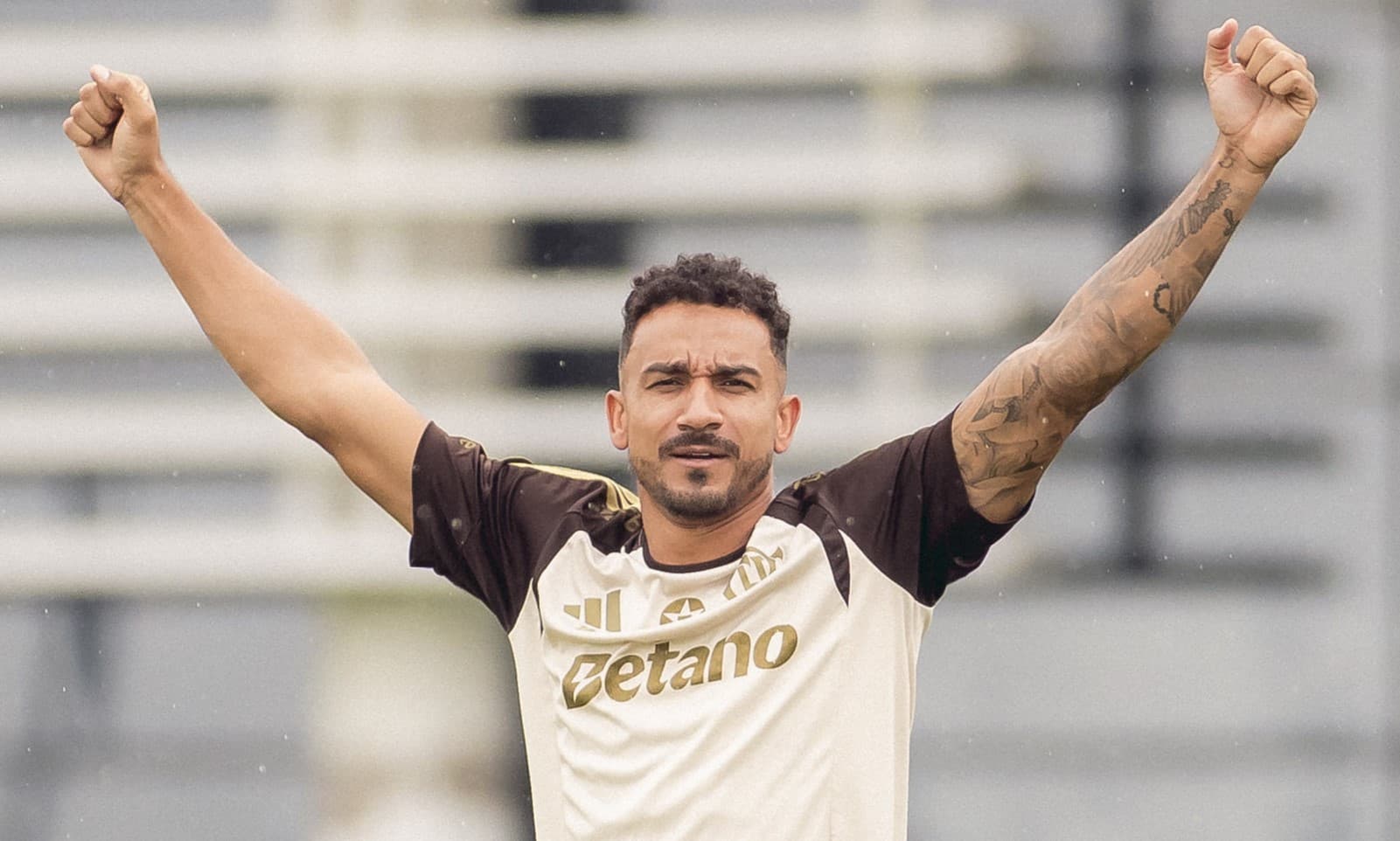 Danilo levanta os braços ao celebrar no treino do Flamengo