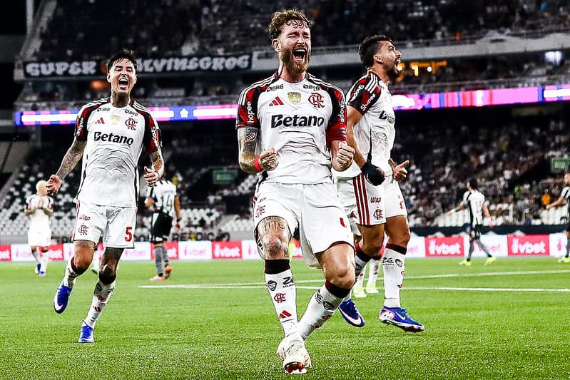 Léo Pereira, Pulgar e Paquetá comemoram efusivamente o gol do zagueiro sobre o Botafogo