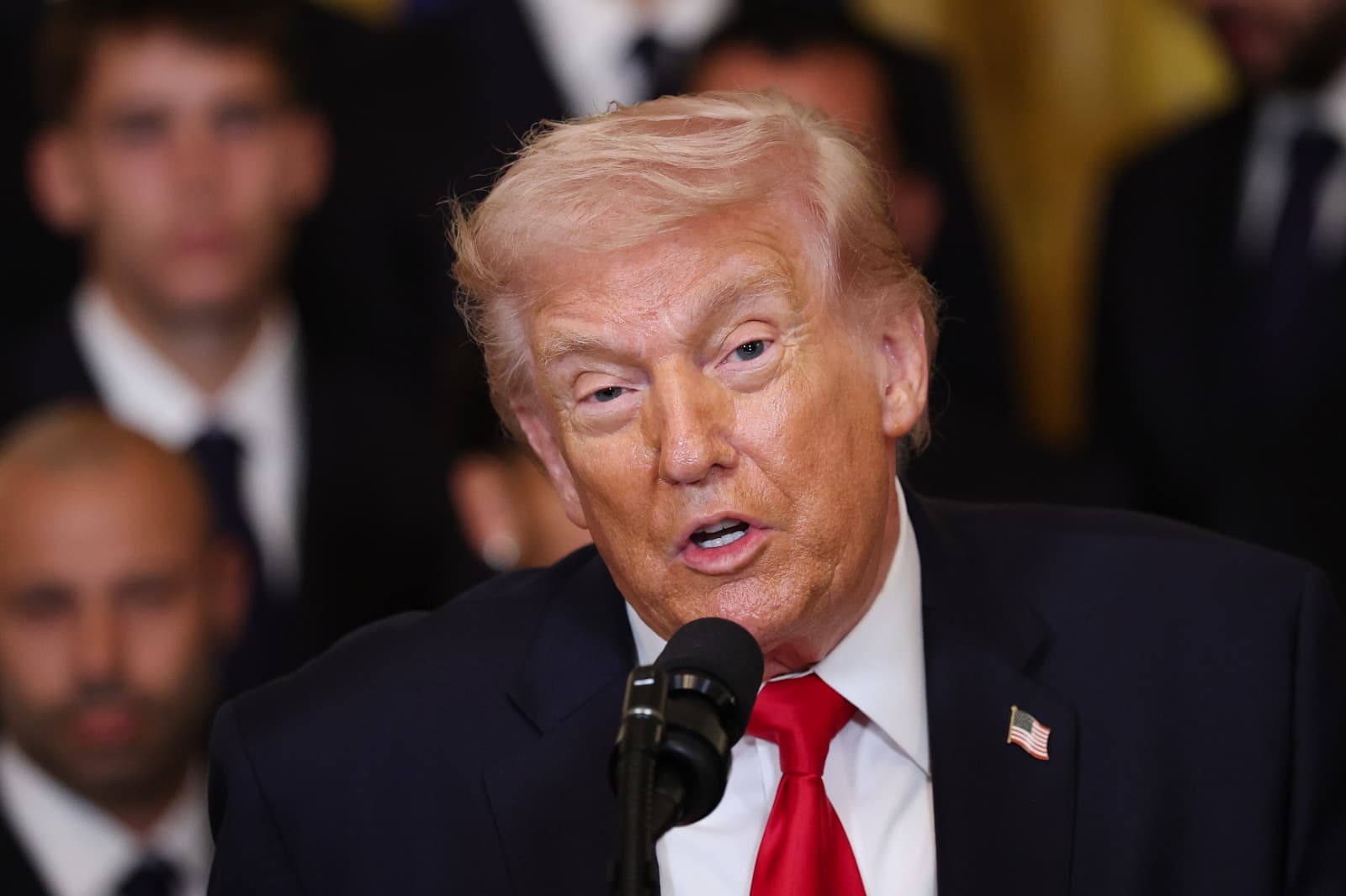 Donald Trump discursa na Casa Branca