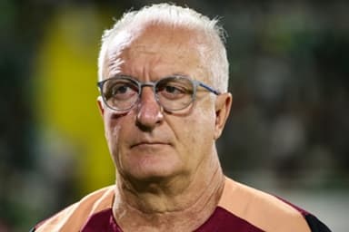 Dorival com semblante insatisfeito após tropeço do Corinthians contra a Chapecoense