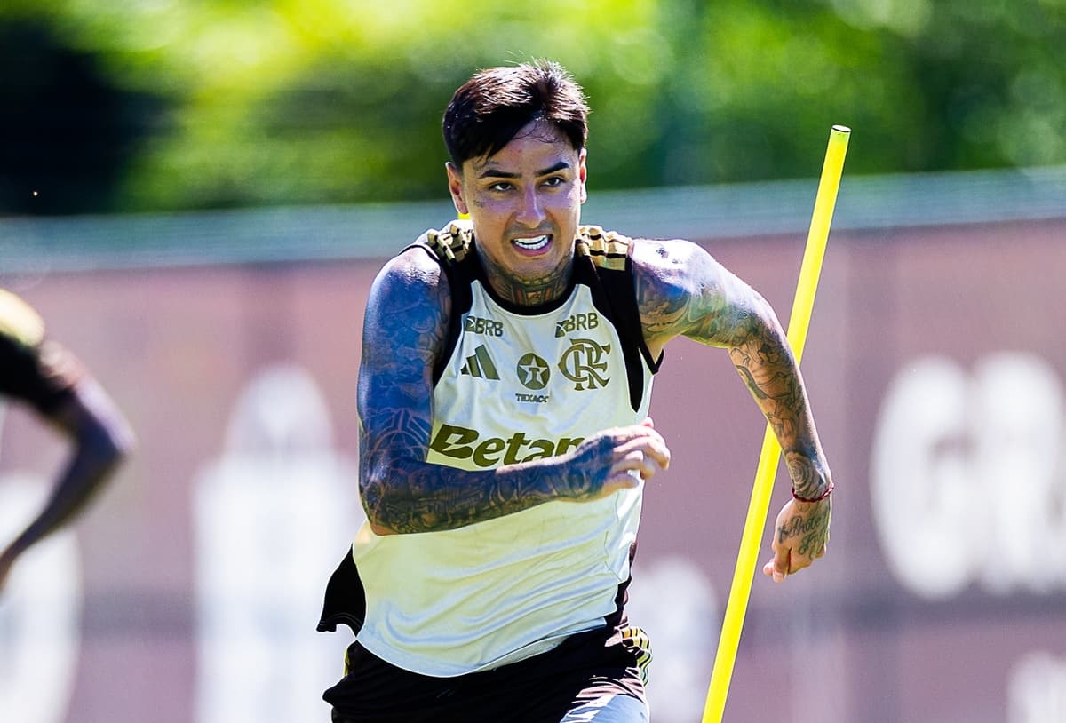 Erick Pulgar se esforça durante treino do Flamengo no Ninho do Urubu
