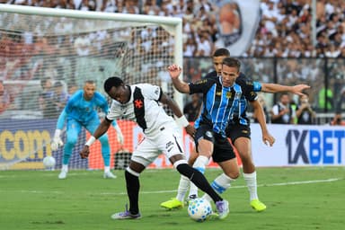 Arthur divide a bola com Andres Gomez durante Vasco x Grêmio