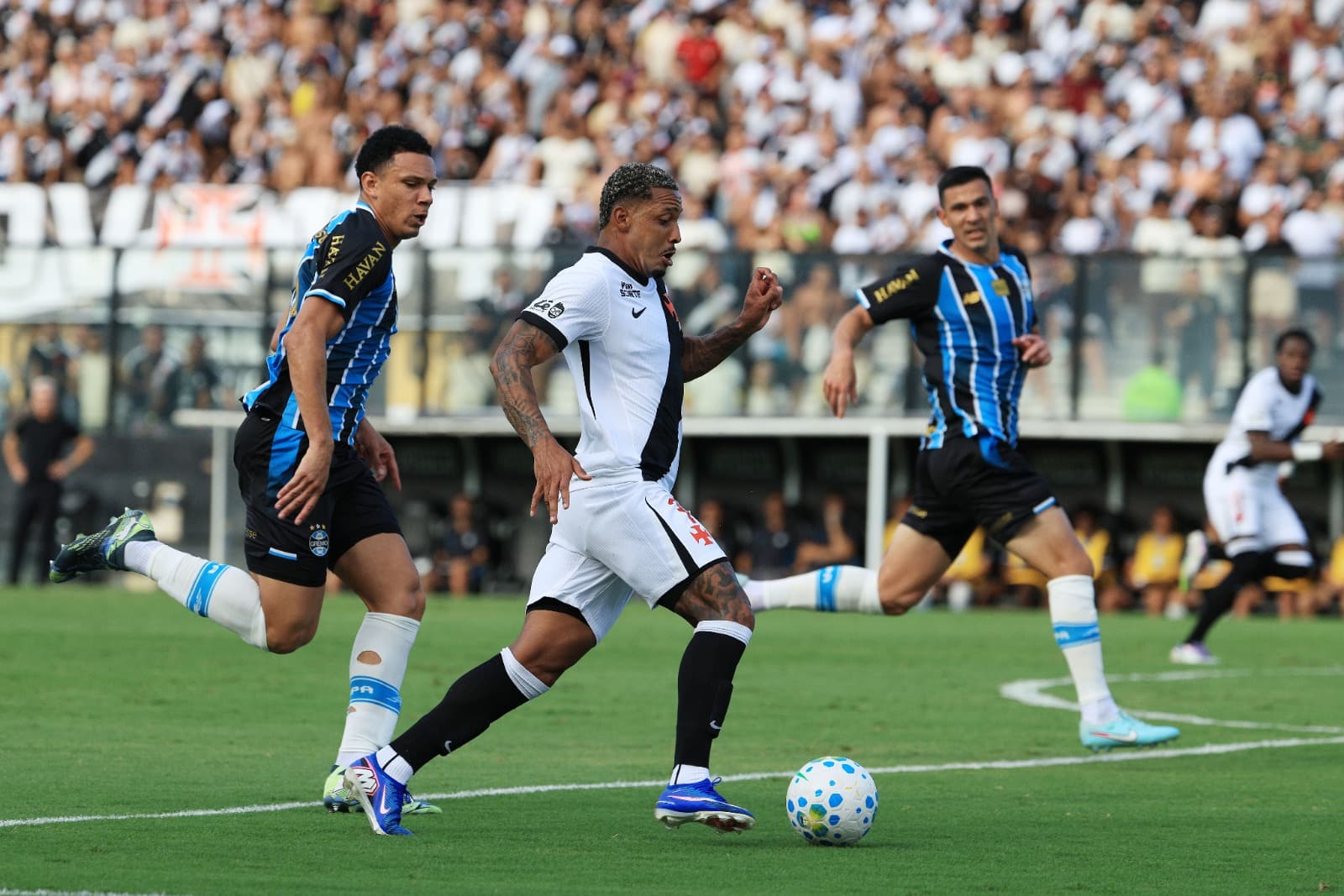 David conduz a bola contra marcadores do Grêmio