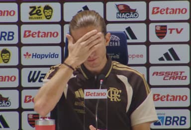 Filipe Luís passa a mão na cabeça durante coletiva após vitória do Flamengo contra o Madureira no Carioca 2026