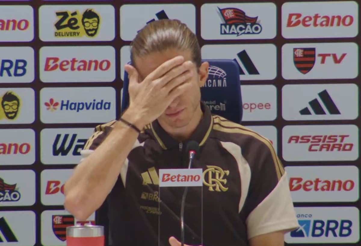Filipe Luís passa a mão na cabeça durante coletiva após vitória do Flamengo contra o Madureira no Carioca 2026