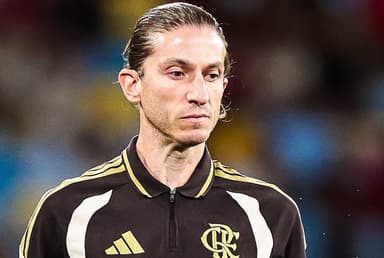 Filipe Luís na beira do campo em jogo do Flamengo