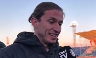 Filipe Luís sorri durante entrevista