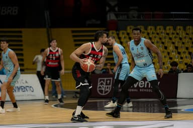 Wesley Castro com a bola contra a marcação de Brasília