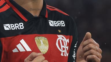 Close no Manto 1 do Flamengo focado no patrocínio do BRB na omoplata