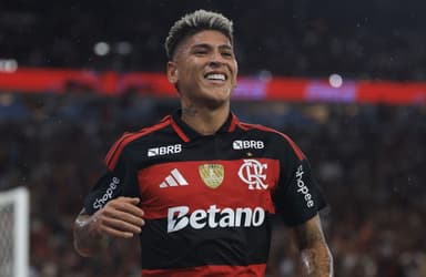Carrascal sorri enquanto comemora gol pelo Flamengo