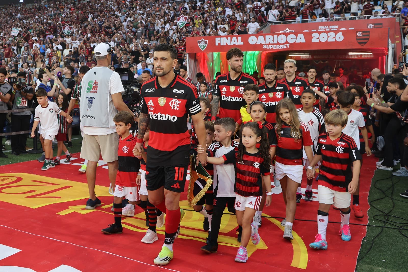 Arrascaeta lidera fila do Flamengo na entrada no campo para a final do Carioca