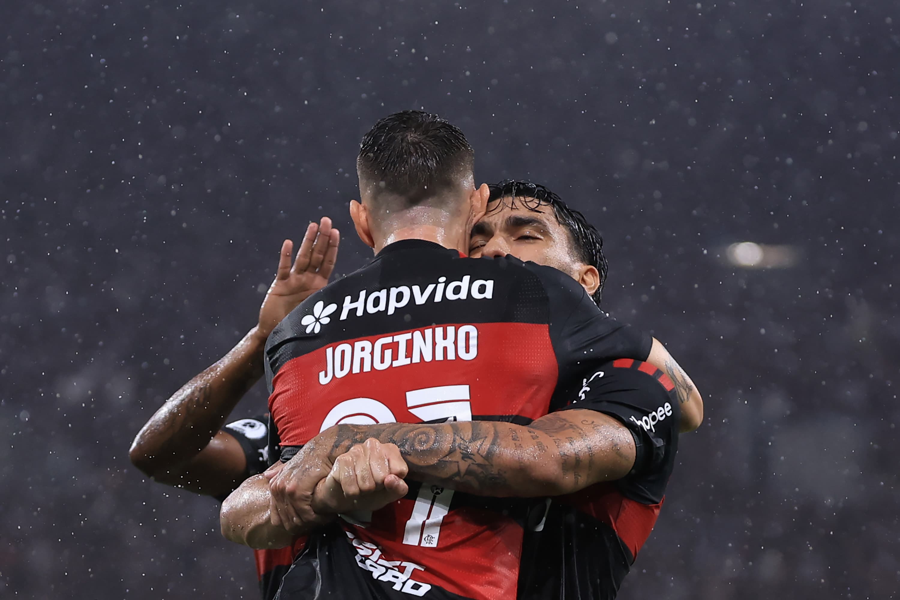 Jorginho abraça Lucas Paquetá em jogo do Flamengo
