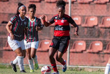 Kaylane carrega a bola enquanto é marcada por jogadoras do Fluminense
