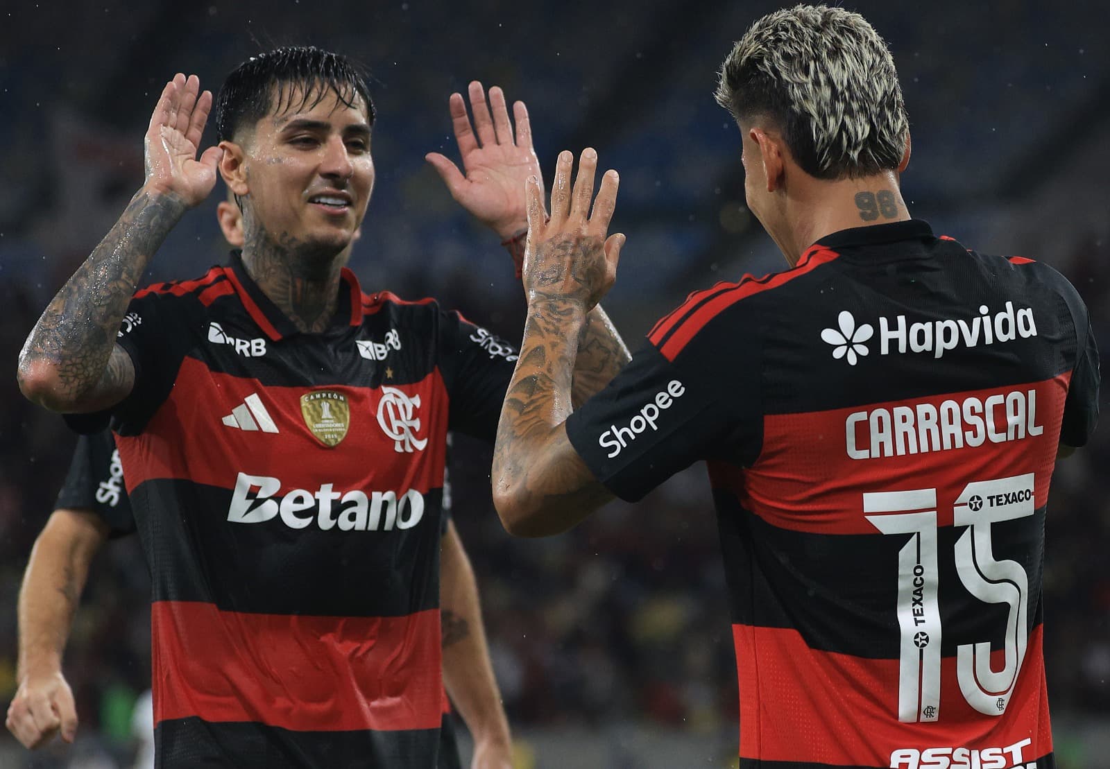 Erick Pulgar e Carrascal batem as mãos em comemoração de gol do Flamengo