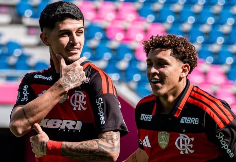Pablo Lucio e Lucas Vieira comemoram gol do Flamengo na Libertadores Sub-20