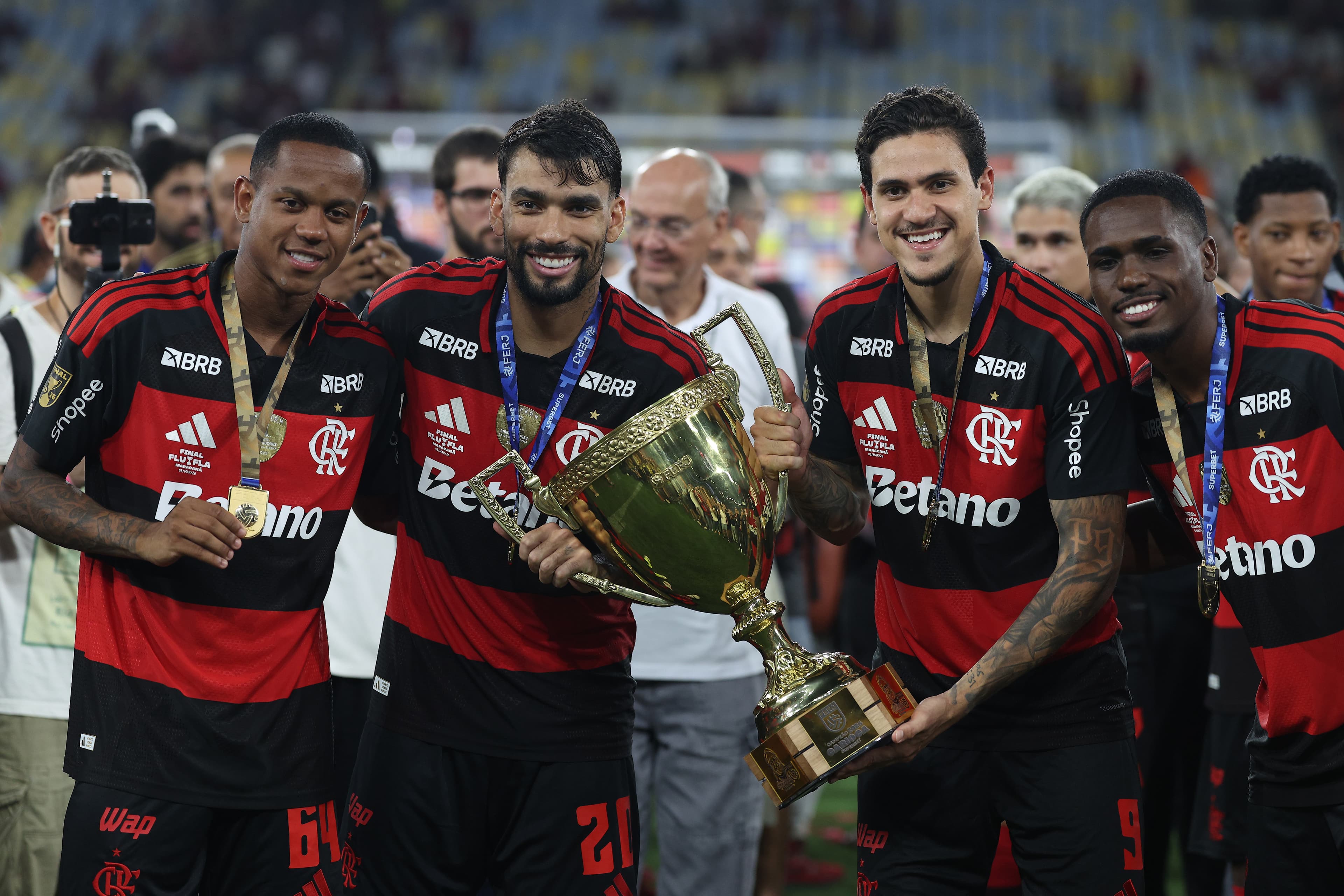 Lucas Paquetá com taça do Cariocão ao lado de Pedro e Wallace Yan