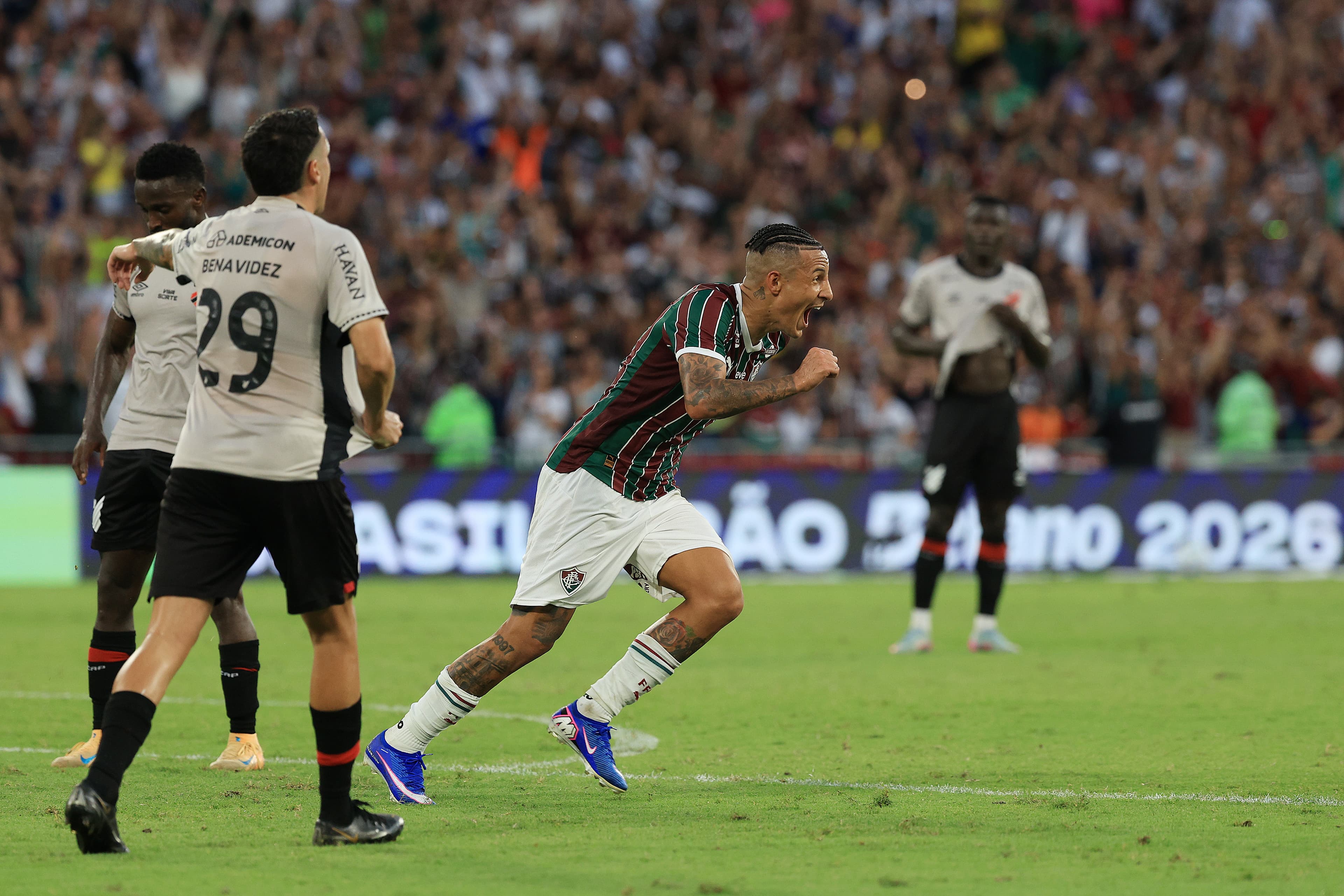 Guilherme Arana comemora gol salvador do Fluminense contra Athletico