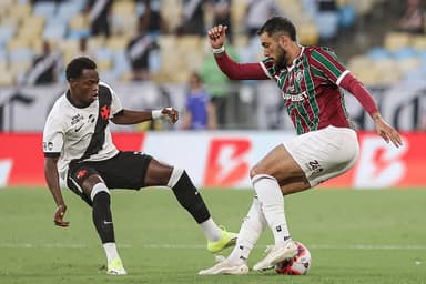 Freytes tenta driblar Andres Gomez durante Fluminense x Vasco