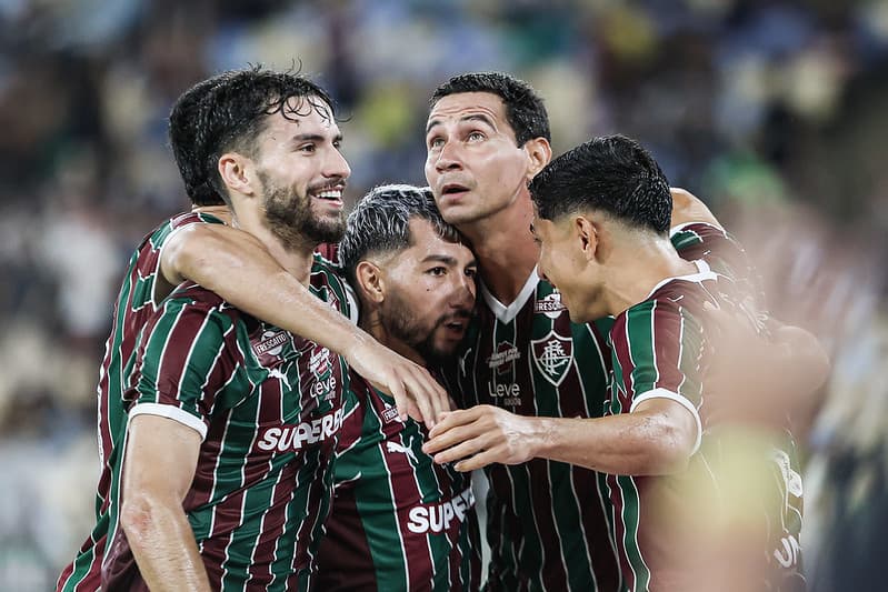 Jogadores do Fluminense comemoram gol sobre o Vasco