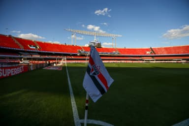 Imagem panorâmica do Morumbi visto de perto da bandeirinha do escanteio