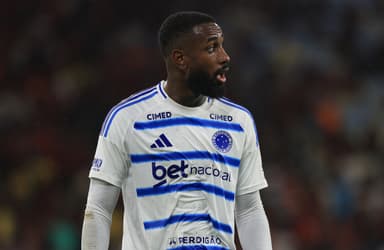 Gerson faz cara feia em primeira visita ao Maracanã como jogador do Cruzeiro, contra o Flamengo