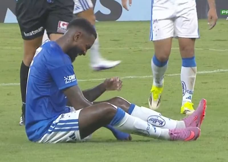 Gerson no chão com cara de dor após sentir lesão no joelho em Cruzeiro x Pouso Alegre
