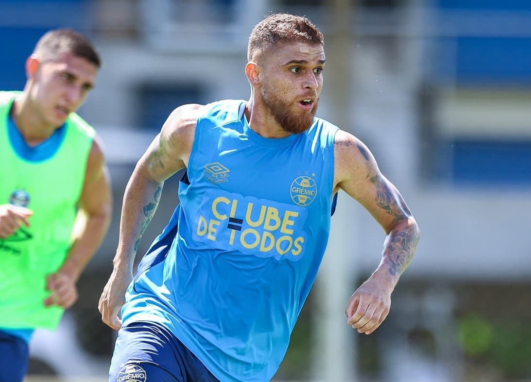 Gustavo Cuéllar se movimenta com a bola no pé durante treino do Grêmio