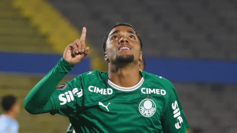 Heittor comemora gol pelo Palmeiras na estreia da Libertadores Sub-20 apontando para o céu