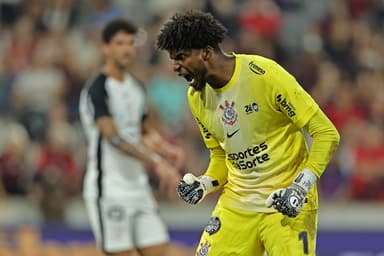 Hugo Souza comemora defesa em Athletico x Corinthians