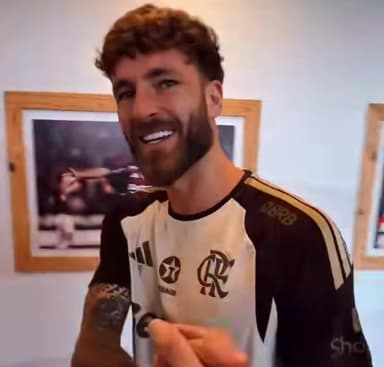 Léo Pereira sorri com convocação para Seleção Brasileira