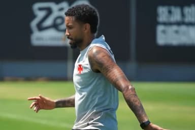 Jair treina no campo enquanto se recupera de lesão no CT do Vasco