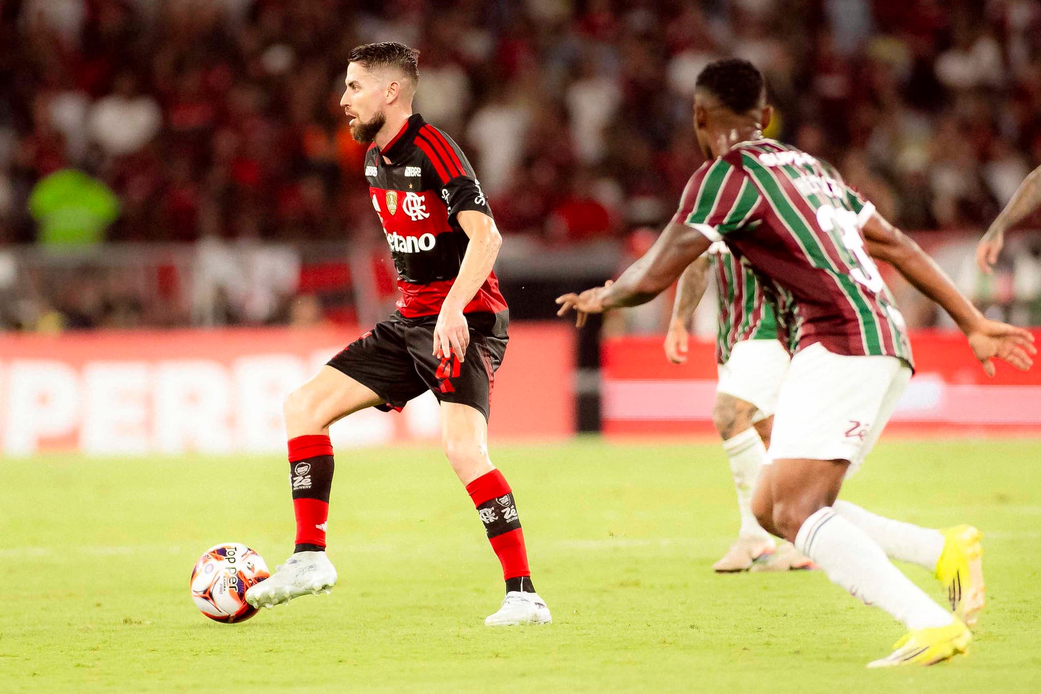 Jorginho analisa opções durante Flamengo x Fluminense na final do Carioca 2026
