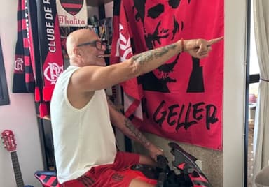 Julio Cesar Uri Geller em foto com vários itens do Flamengo
