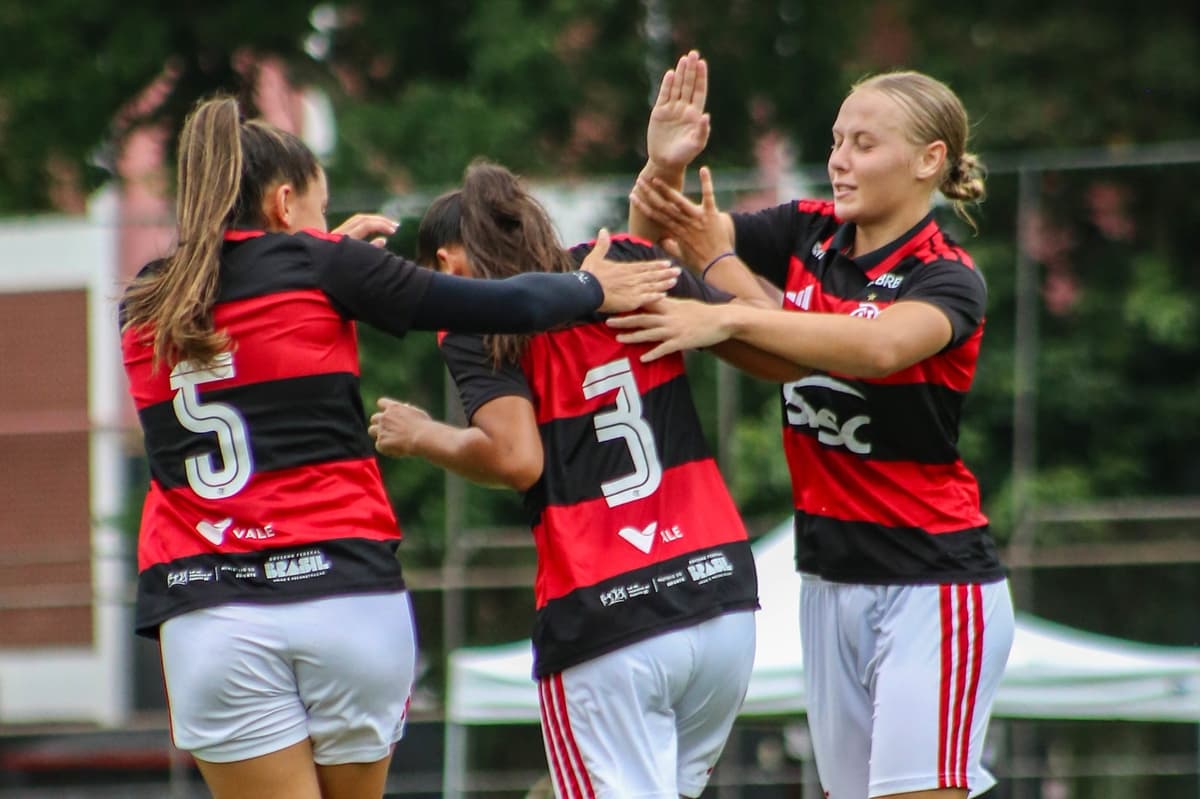 Laura Cardoso recebe tapinhas na cabeça após primeiro gol com a camisa do Flamengo Feminino Sub-20