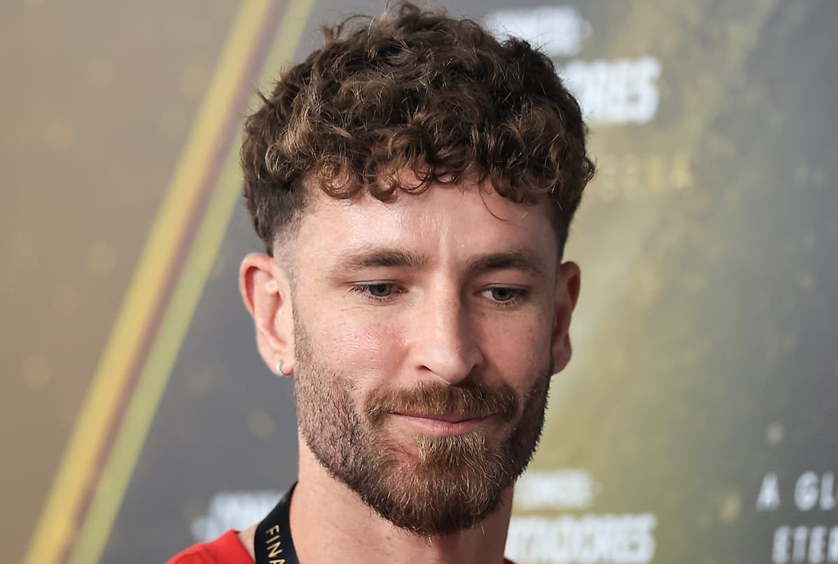 Léo Pereira olha para baixo e sorri discretamente antes de coletiva pelo Flamengo