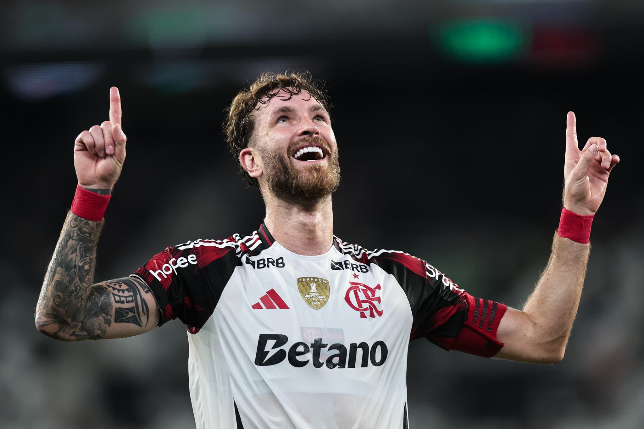 Léo Pereira olha para o céu, com indicadores levantados agradecendo a Deus por gol de falta em Flamengo x Botafogo