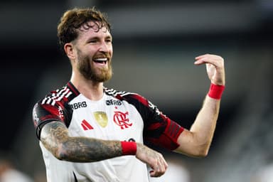 Léo Pereira comemora gol em Botafogo 0x3 Flamengo simulando tocar um violino inspirando-se em música de Bad Bunny