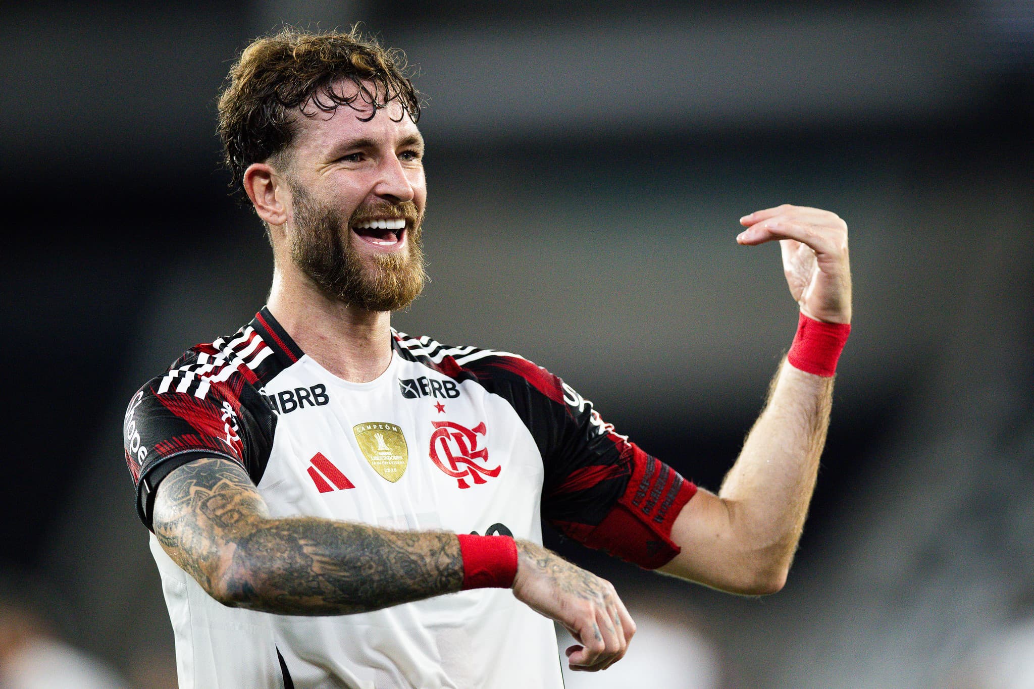 Léo Pereira comemora gol em Botafogo 0x3 Flamengo simulando tocar um violino inspirando-se em música de Bad Bunny