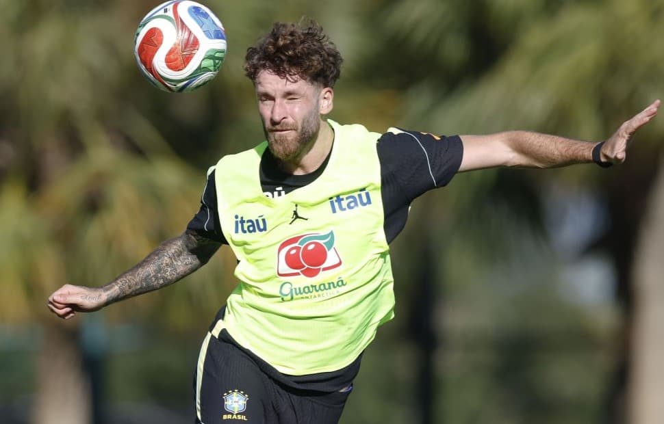 Léo Pereira cabeceia a bola durante treino da Seleção Brasileira