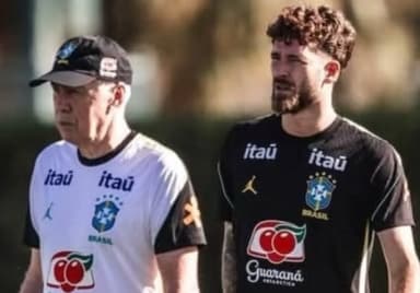 Léo Pereira ao lado de Ancelotti durante treino da Seleção Brasileira