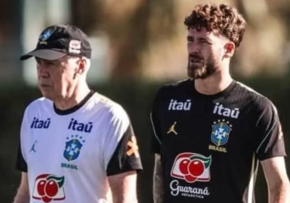 Léo Pereira ao lado de Ancelotti durante treino da Seleção Brasileira