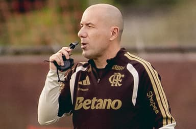 Leonardo Jardim apita durante treino do Flamengo