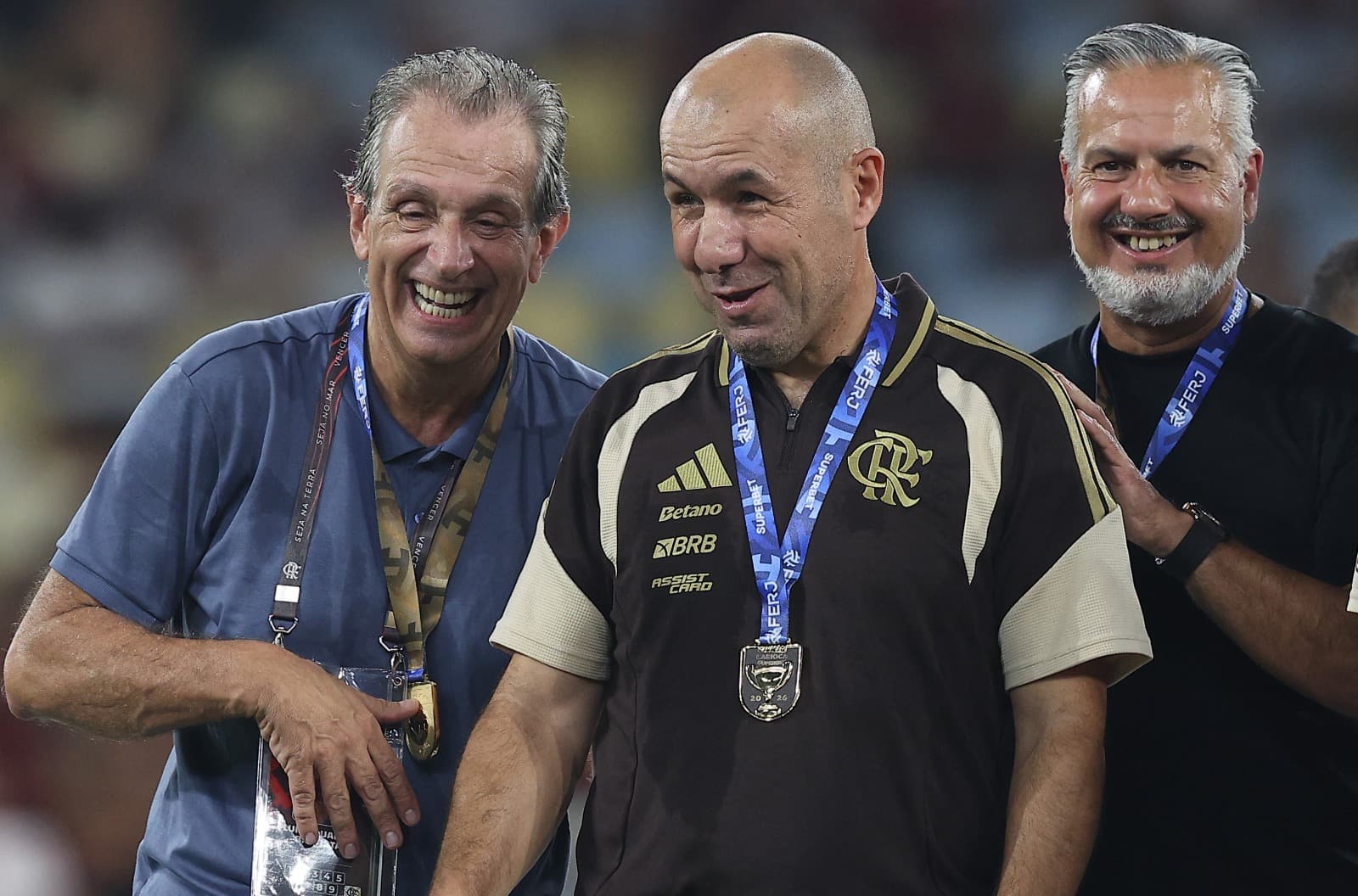 Leonardo Jardim sorri ao lado de Boto e Bap após título do Carioca