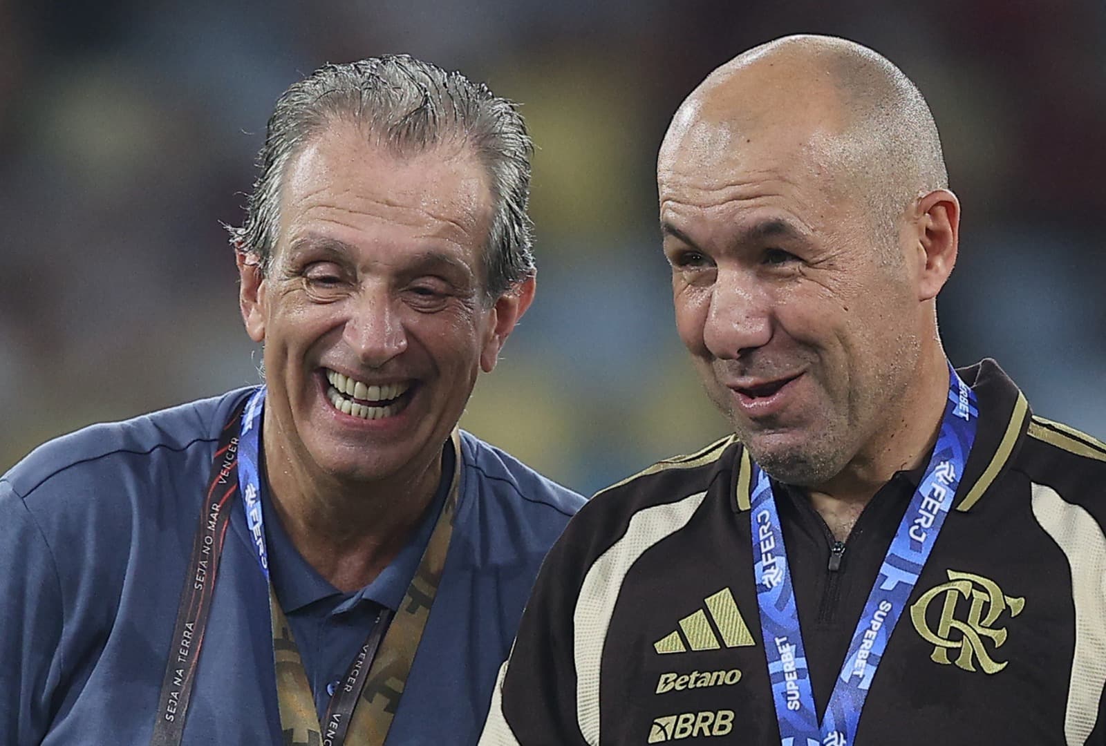 Bap ri ao lado de Leonardo Jardim após a conquista do Campeonato Carioca