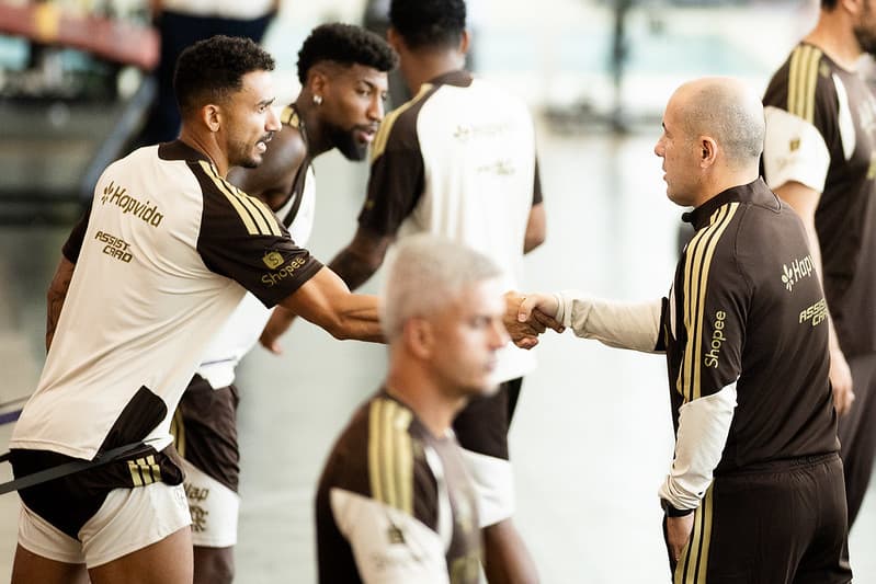 leonardo jardim cumprimenta danilo sob o olhar de emerson royal