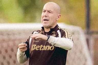 Leonardo Jardim, novo técnico do Flamengo, comanda treino no Ninho do Urubu